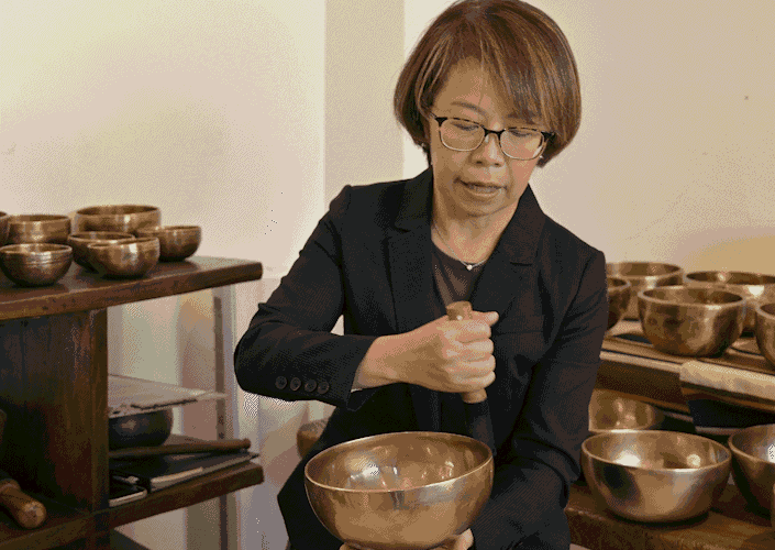 その音色に、心落ち着く、癒やされる。「シンギングボウル」のある